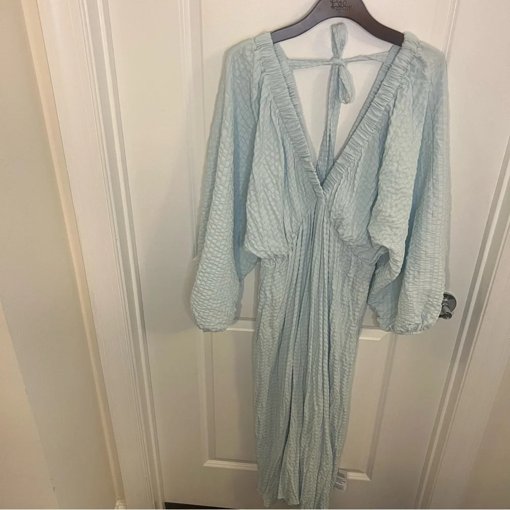 ASOS DESIGN textured plunge maxi dress with batwing sleeve in blue - Picture 6 of 11